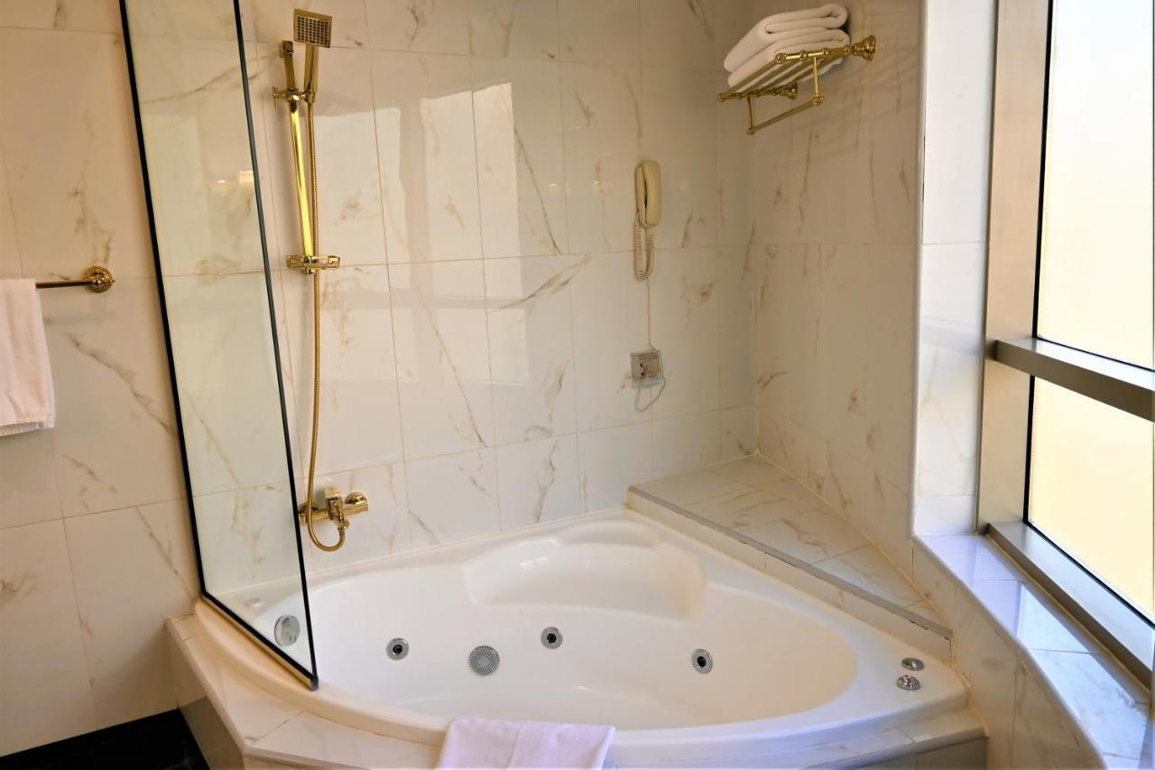 Crystal Plaza Al Majaz Hotel Шарджа Екстериор снимка